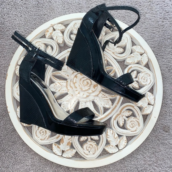 White House Black Market Black Leather Crocodile Embedded Wedge Sandals Size 8 - Picture 2 of 15